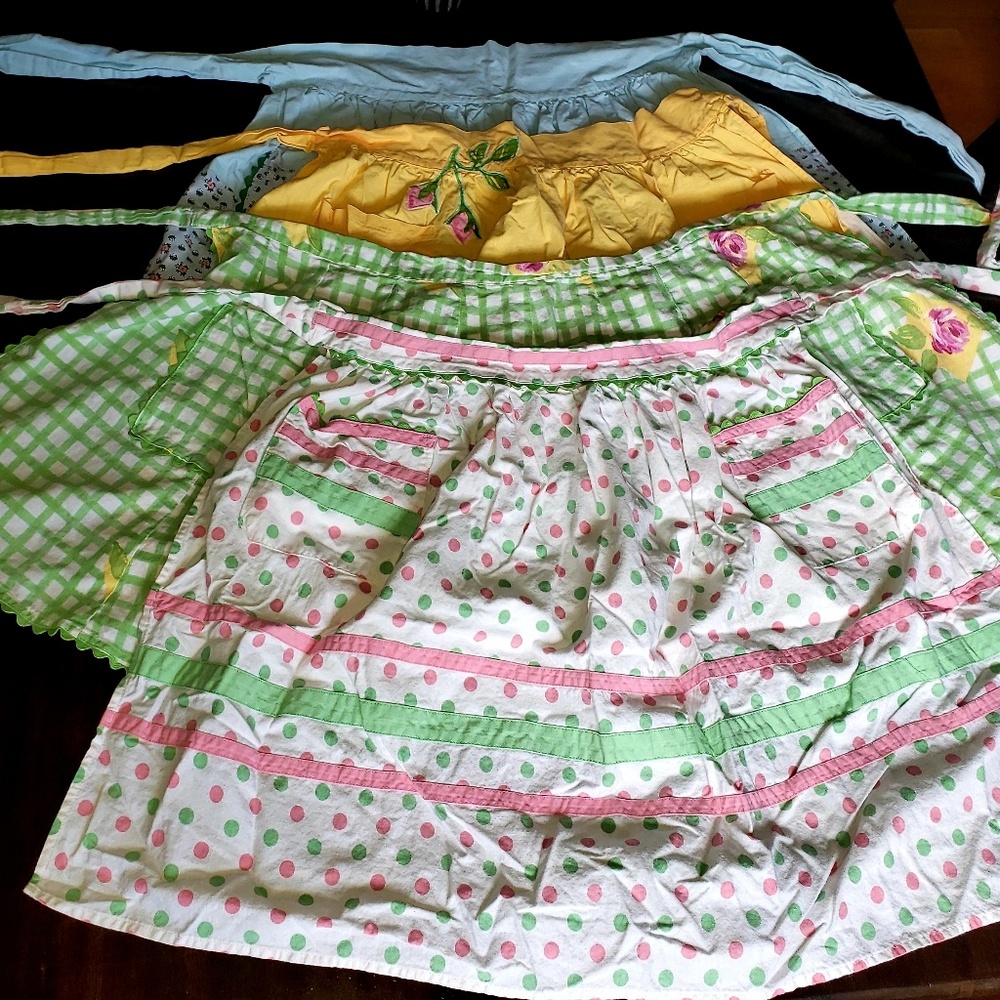 Vintage Style Aprons Set